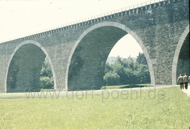 neu1 (17).jpg - Die Autobahnbrücke, noch mit trockenen "Füßen"